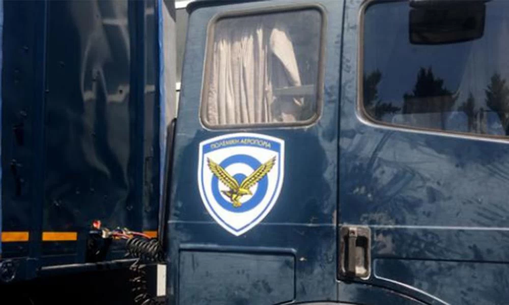 Νταλίκες της ΠΑ με κινητήρες αεροσκαφών “βρίσκουν” σε μπαλκόνια (εικόνες)